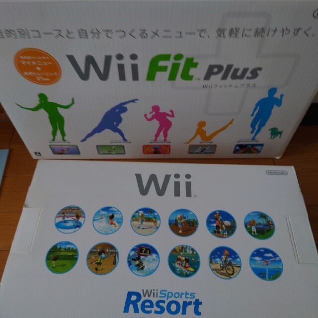 Wii(ウィー)のWii Sports Resort 本体 と wii fit plus エンタメ/ホビーのゲームソフト/ゲーム機本体(家庭用ゲーム機本体)の商品写真