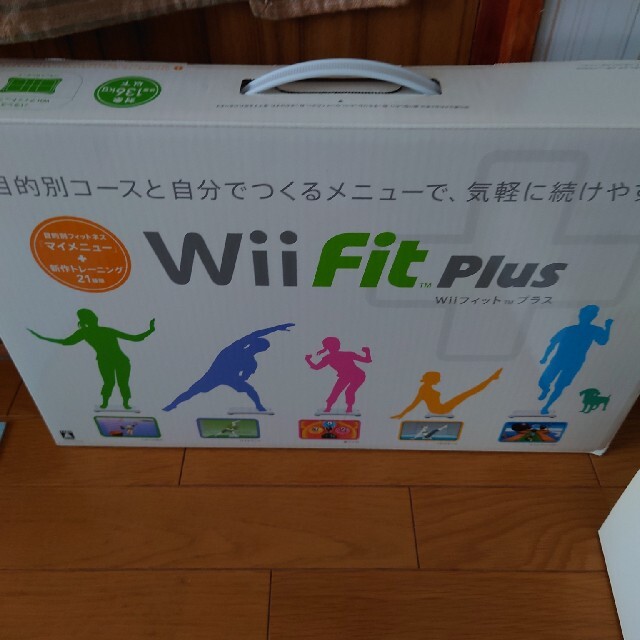 Wii(ウィー)のWii Sports Resort 本体 と wii fit plus エンタメ/ホビーのゲームソフト/ゲーム機本体(家庭用ゲーム機本体)の商品写真