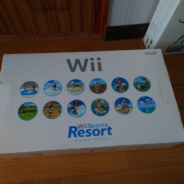 Wii(ウィー)のWii Sports Resort 本体 と wii fit plus エンタメ/ホビーのゲームソフト/ゲーム機本体(家庭用ゲーム機本体)の商品写真