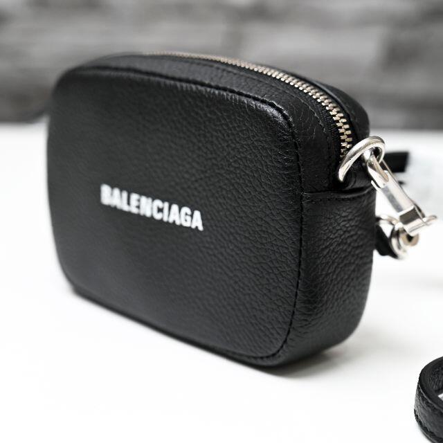 Balenciaga(バレンシアガ)の新品 BALENCIAGA Cash ロゴ レザー ミニ ショルダー メンズのバッグ(ショルダーバッグ)の商品写真