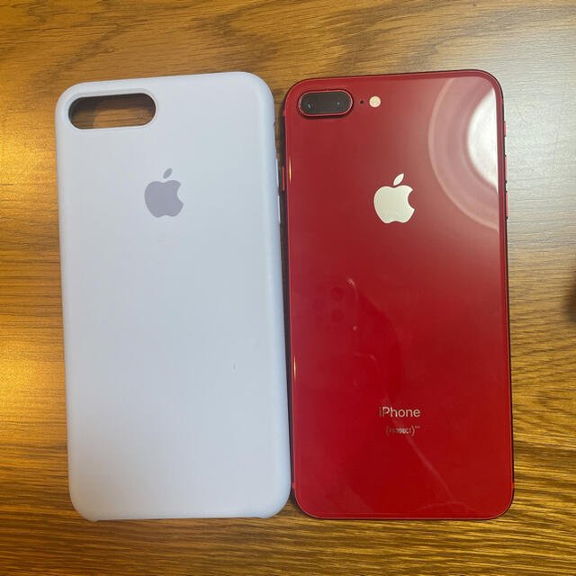 Apple(アップル)のiPhone 8 plus 本体 62GB RED SIMフリー とケースおまけ スマホ/家電/カメラのスマートフォン/携帯電話(スマートフォン本体)の商品写真