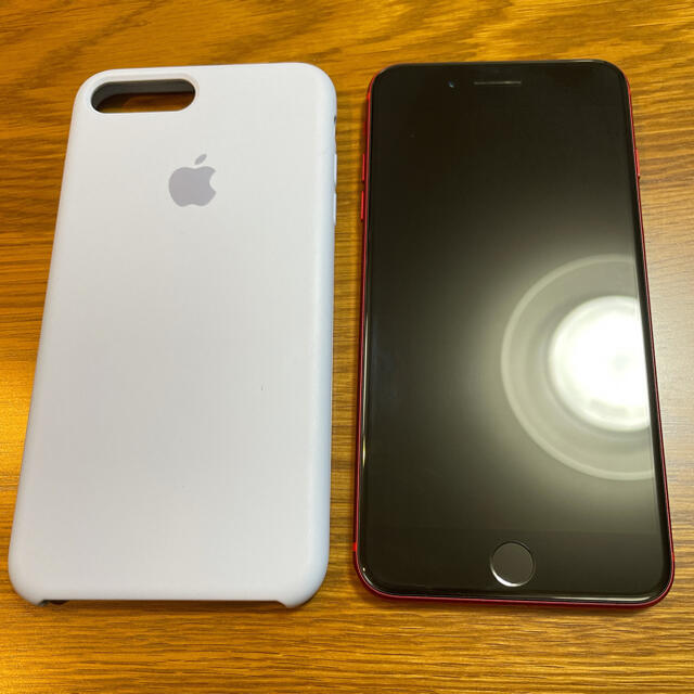 Apple(アップル)のiPhone 8 plus 本体 62GB RED SIMフリー とケースおまけ スマホ/家電/カメラのスマートフォン/携帯電話(スマートフォン本体)の商品写真