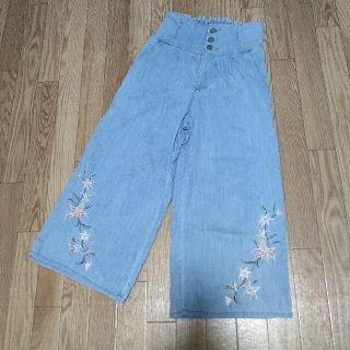 シマムラ(しまむら)の美品★花柄刺繍ハイウエストデニムワイドパンツ★サックスブルー★Ｌ(フリーサイズ)(デニム/ジーンズ)