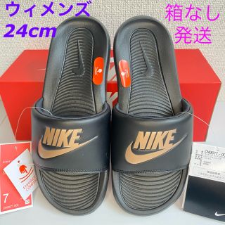 ナイキ(NIKE)のナイキ ビクトリー ワン ウィメンズ　ベナッシ　24cm 黒×ゴールド　新作(サンダル)