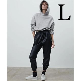 ザラ(ZARA)の【新品未使用】ZARA レザー風 ジョガーパンツ レザーテイスト L(カジュアルパンツ)