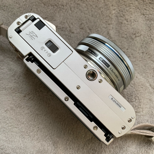 OLYMPUS(オリンパス)のOLYMPUS PEN E-PL9  ブラウン スマホ/家電/カメラのカメラ(ミラーレス一眼)の商品写真