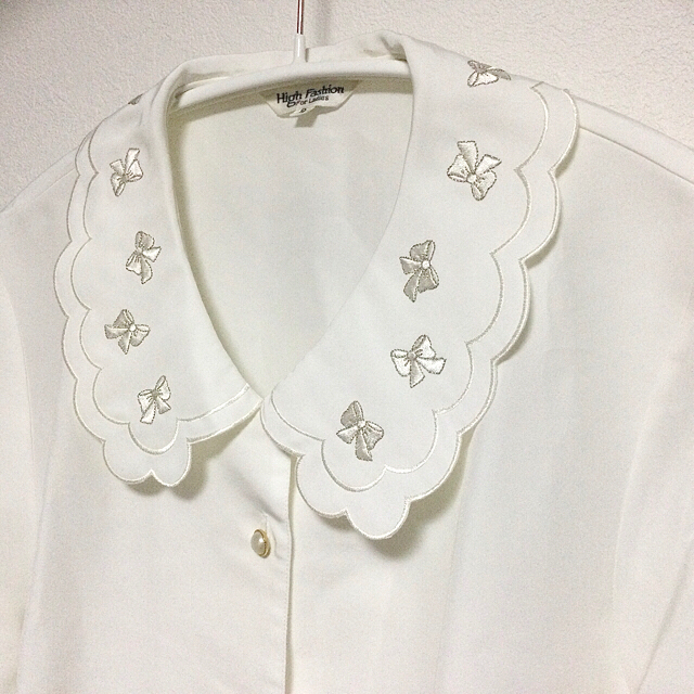 りぼん刺繍とスカラップのホワイトブラウス レディースのトップス(シャツ/ブラウス(長袖/七分))の商品写真
