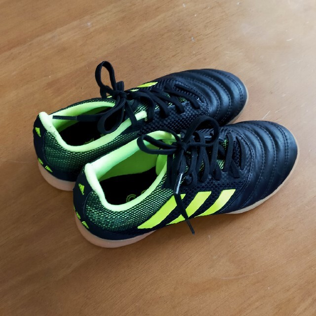 adidas(アディダス)の美品 アディダスCOPA フットサルシューズ21.5cm サッカー キッズ 黒 スポーツ/アウトドアのサッカー/フットサル(シューズ)の商品写真