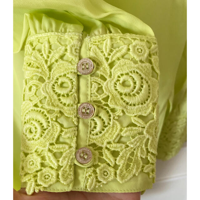 PATRIZIA PEPE(パトリツィアペペ)の未使用✨PATRIZIA PEPEタグ付きlime yellowスリットブラウス レディースのトップス(シャツ/ブラウス(長袖/七分))の商品写真