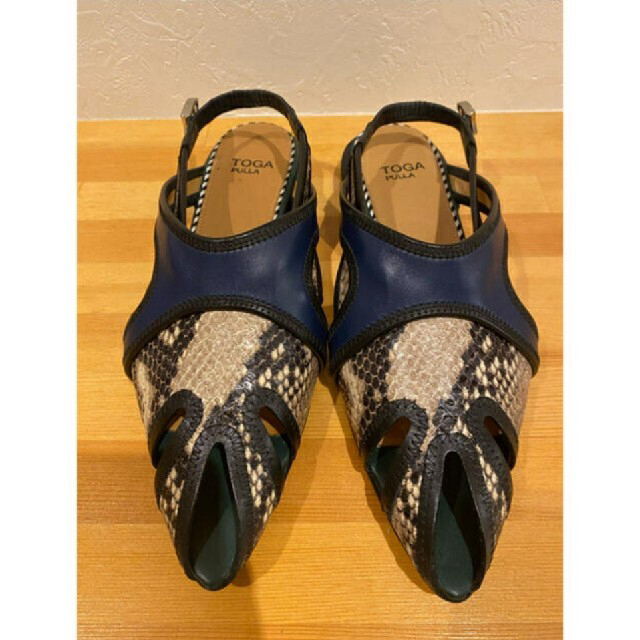 TOGA(トーガ)の最終値下げ　TOGA PULLA スネークコンビサンダル レディースの靴/シューズ(サンダル)の商品写真