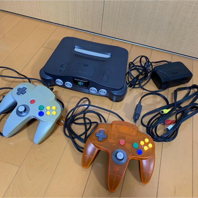 NINTENDO 64(ニンテンドウ64)のNintendo64 コントローラー 2個セット エンタメ/ホビーのゲームソフト/ゲーム機本体(家庭用ゲーム機本体)の商品写真