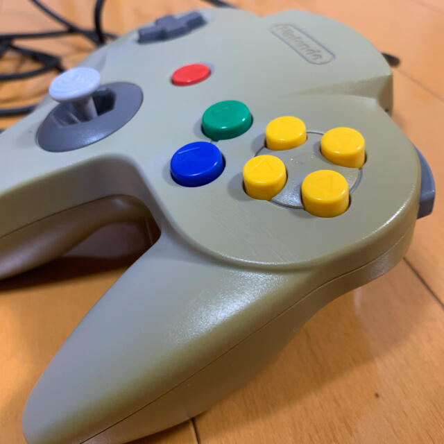 NINTENDO 64(ニンテンドウ64)のNintendo64 コントローラー 2個セット エンタメ/ホビーのゲームソフト/ゲーム機本体(家庭用ゲーム機本体)の商品写真