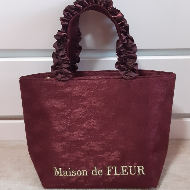Maison de FLEUR(メゾンドフルール)のMaison de FLEUR レースフリルハンドルトートバッグ レディースのバッグ(トートバッグ)の商品写真