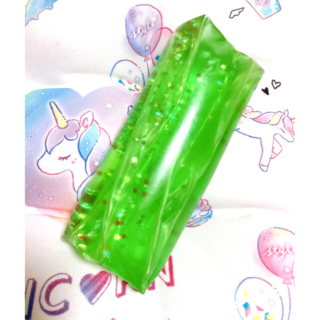 【グリーン】つかめない棒♩キラキラバージョン⭐︎ エンタメ/ホビーのおもちゃ/ぬいぐるみ(その他)の商品写真