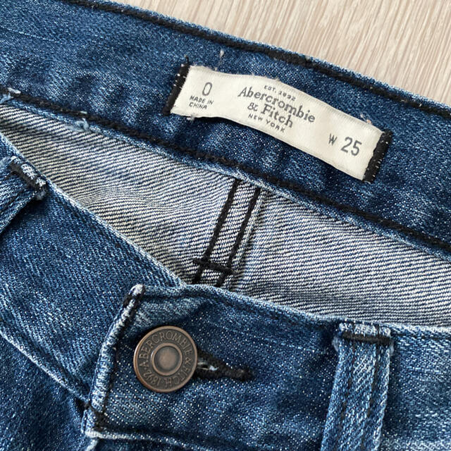 Abercrombie&Fitch(アバクロンビーアンドフィッチ)のアバクロンビー&フィッチ　ボーイフレンドデニム　W25 レディースのパンツ(デニム/ジーンズ)の商品写真