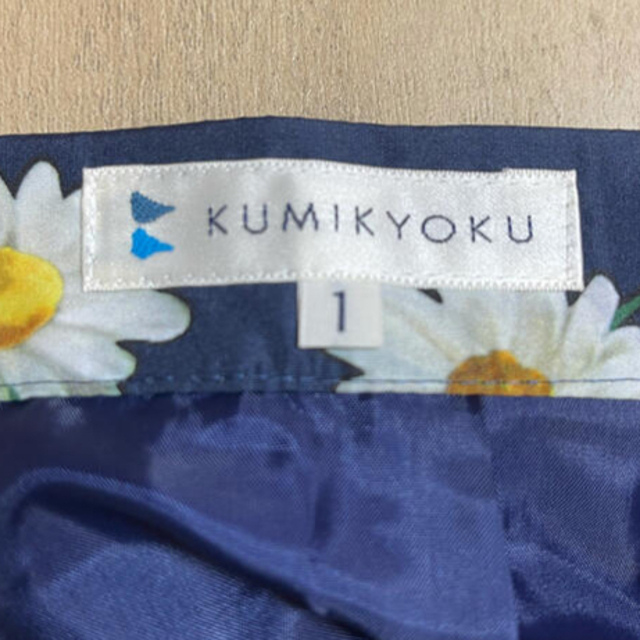 kumikyoku（組曲）(クミキョク)の[美品]マーガレットフラワー　スカート レディースのスカート(ひざ丈スカート)の商品写真