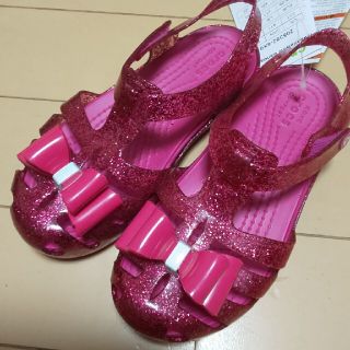 クロックス(crocs)のcrocs サンダル リボン 17.5 ピンク(サンダル)