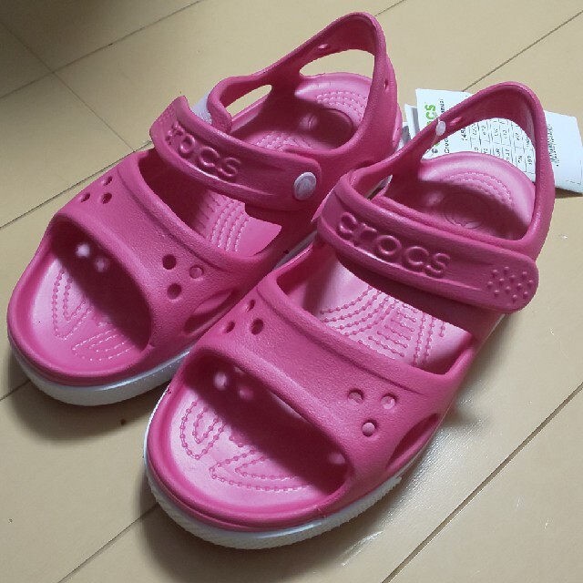 crocs(クロックス)のcrocs サンダル 19 ピンク キッズ/ベビー/マタニティのキッズ靴/シューズ(15cm~)(サンダル)の商品写真