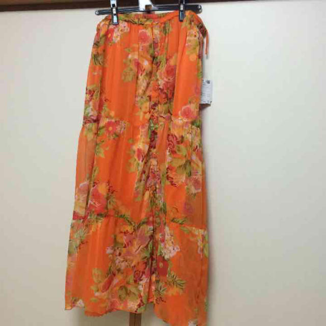 オレンジ花柄ロングスカート大きいサイズ レディースのスカート(ロングスカート)の商品写真