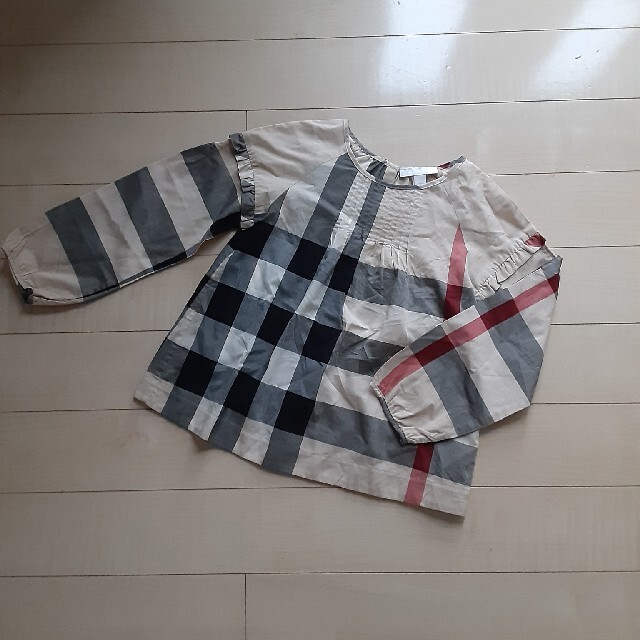 BURBERRY(バーバリー)の美品　バーバリー　トップス　ブラウス　120 130 キッズ/ベビー/マタニティのキッズ服女の子用(90cm~)(Tシャツ/カットソー)の商品写真