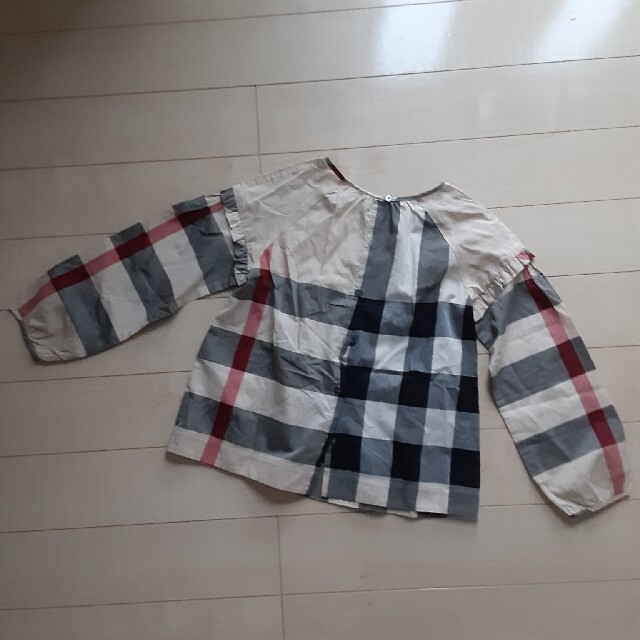 BURBERRY(バーバリー)の美品　バーバリー　トップス　ブラウス　120 130 キッズ/ベビー/マタニティのキッズ服女の子用(90cm~)(Tシャツ/カットソー)の商品写真