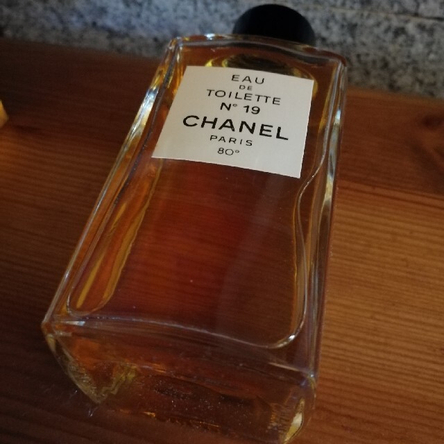 CHANEL(シャネル)のシャネル19番『オード・トワレ』120ml未使用品 コスメ/美容の香水(香水(女性用))の商品写真