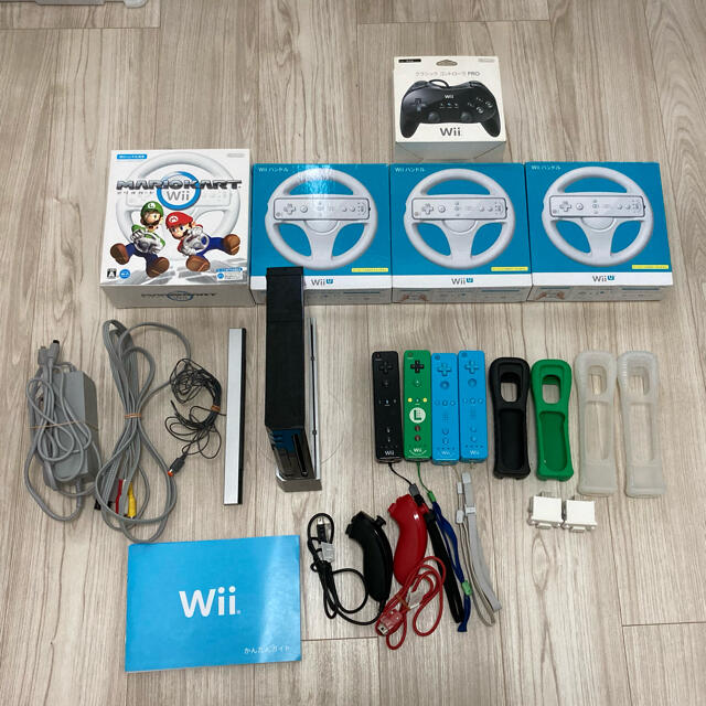 Wii(ウィー)のwii本体 付属品 カセット8種 エンタメ/ホビーのゲームソフト/ゲーム機本体(家庭用ゲーム機本体)の商品写真