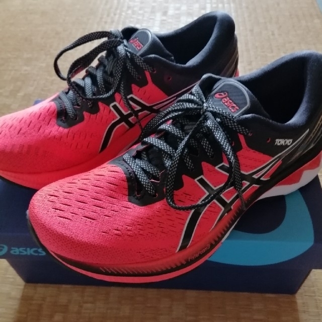 asics(アシックス)のアシックス ゲルカヤノ27 トウキョウ サンライズレッド スポーツ/アウトドアのランニング(シューズ)の商品写真