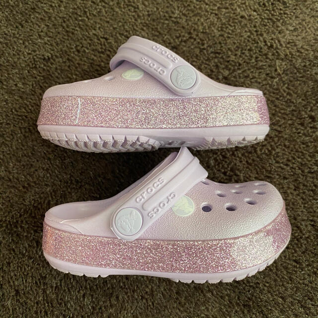 crocs(クロックス)の中古　美品　クロックス 12cm キッズ サンダル　ムラサキ　キラキラ キッズ/ベビー/マタニティのベビー靴/シューズ(~14cm)(サンダル)の商品写真