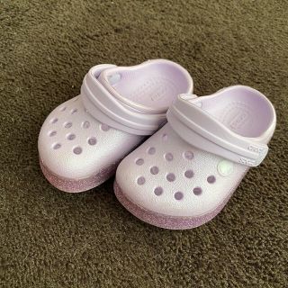 クロックス(crocs)の中古　美品　クロックス 12cm キッズ サンダル　ムラサキ　キラキラ(サンダル)