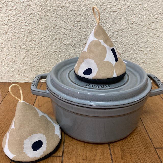 STAUB(ストウブ)のストウブ　三角鍋つかみ　ミトン　マリメッコ　ウニッコ ハンドメイドの生活雑貨(キッチン小物)の商品写真