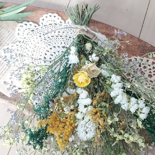 ミモザと小花のナチュラルドライフラワースワッグ 花束 ブーケ ハンドメイドのフラワー/ガーデン(ドライフラワー)の商品写真