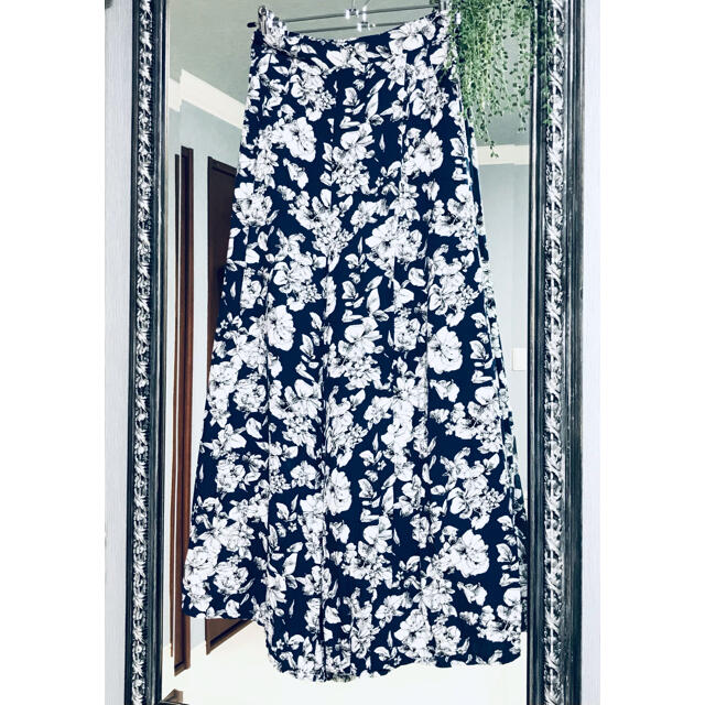 スカーチョ　花柄　ネイビー レディースのスカート(ロングスカート)の商品写真
