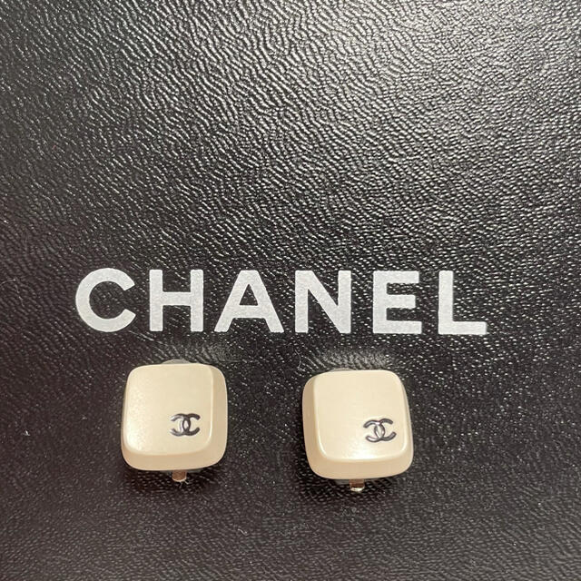 CHANEL シャネル　00T ホワイト　キューブ　イヤリング