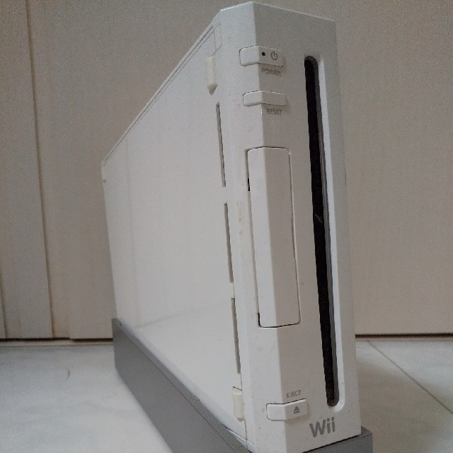 Wii(ウィー)のNintendo Wii RVL-S-WD 本体 エンタメ/ホビーのゲームソフト/ゲーム機本体(家庭用ゲーム機本体)の商品写真