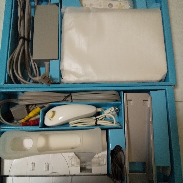 Wii(ウィー)のNintendo Wii RVL-S-WD 本体 エンタメ/ホビーのゲームソフト/ゲーム機本体(家庭用ゲーム機本体)の商品写真