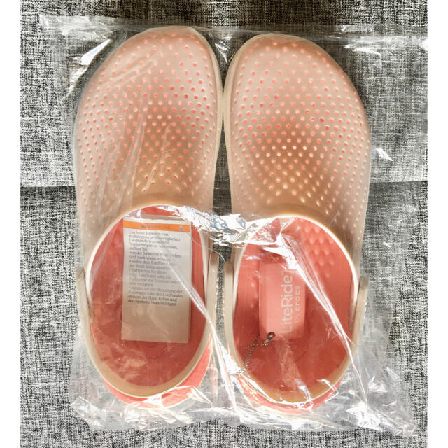 crocs(クロックス)のcrocs クロックス ライトライド 24㎝ 新品 新素材 サンダル レディースの靴/シューズ(サンダル)の商品写真