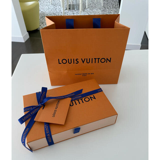 LOUIS VUITTON(ルイヴィトン)の新品　ルイヴィトンIPHONE・バンパー  ドーフィーヌ 12 / 12 PRO スマホ/家電/カメラのスマホアクセサリー(iPhoneケース)の商品写真