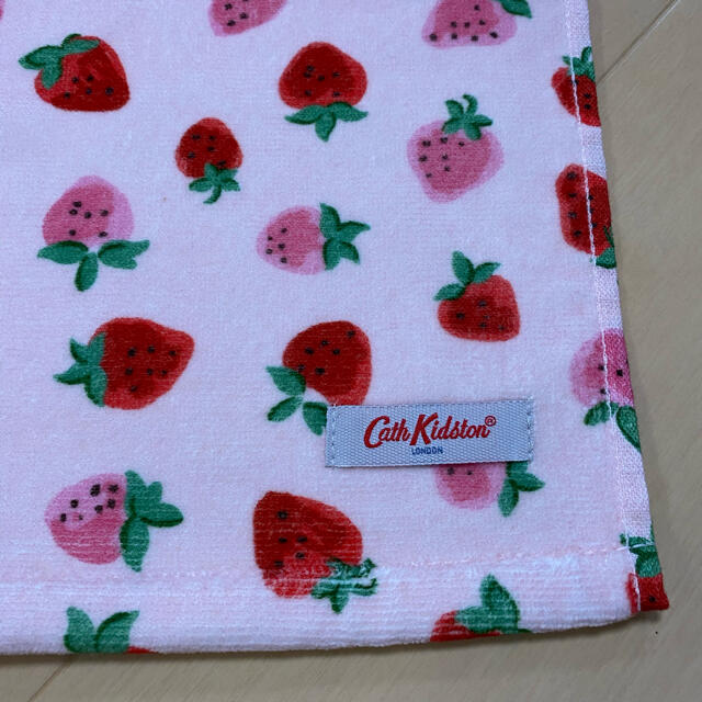 Cath Kidston(キャスキッドソン)の最安値　新品　キャスキッドソン  いちご柄　ハンドタオル　タオルハンカチ　希少 レディースのファッション小物(ハンカチ)の商品写真