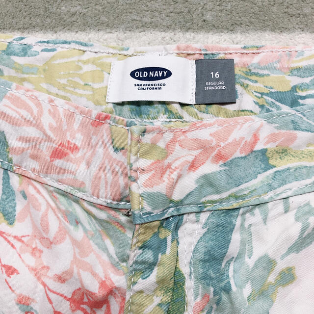 Old Navy(オールドネイビー)の春物、夏物どんどん出品❣️OLD NAVY ショートパンツ　ボタニカル レディースのパンツ(ショートパンツ)の商品写真