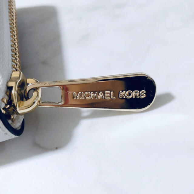 Michael Kors(マイケルコース)のMICHAELKORS白い財布 レディースのファッション小物(財布)の商品写真