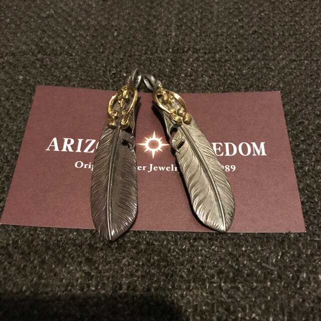 ARIZONA FREEDOM(アリゾナフリーダム)のアリゾナフリーダム　18Kループフェザー70ミリ　左右セット メンズのアクセサリー(ネックレス)の商品写真