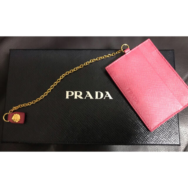 PRADA(プラダ)の【未使用】PRADA プラダ パスケース　定期入れ レディースのファッション小物(名刺入れ/定期入れ)の商品写真