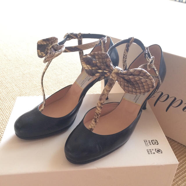 Pippi(ピッピ)のピッピpippiリボンストラップヒール黒36 1/2 23.5cm レディースの靴/シューズ(ハイヒール/パンプス)の商品写真