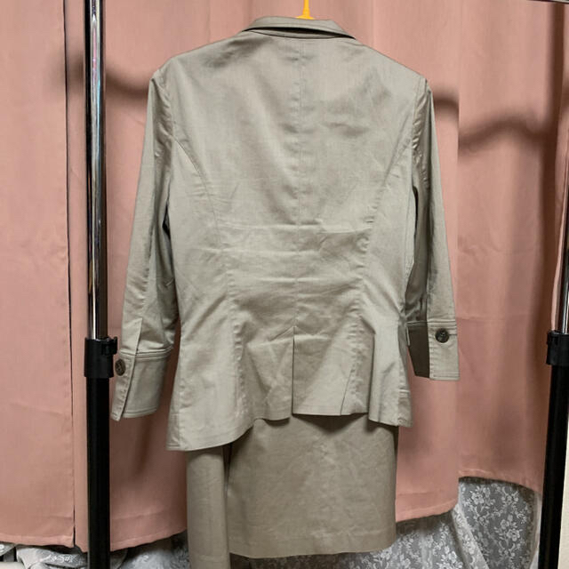 ELLE(エル)のELLEレディーススーツ薄手40 レディースのフォーマル/ドレス(スーツ)の商品写真