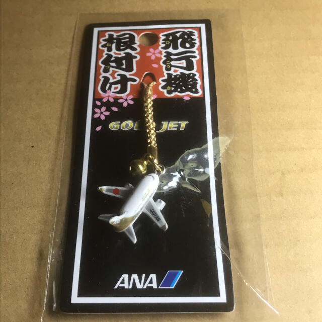 ANA(全日本空輸)(エーエヌエー(ゼンニッポンクウユ))のANA ゴールドジェット　飛行機　根付け エンタメ/ホビーのコレクション(その他)の商品写真