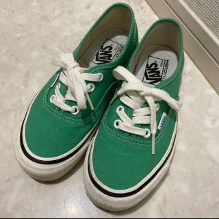 ヴァンズ(VANS)のvans オーセンティック スニーカー ローカット 緑 グリーン(スニーカー)