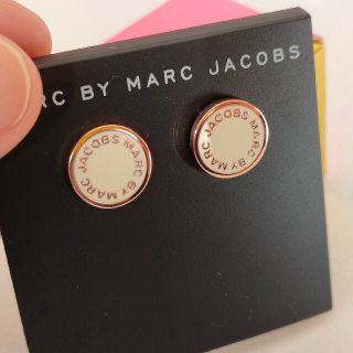 マークバイマークジェイコブス(MARC BY MARC JACOBS)の新品　マークジェイコブスロゴピアス　アイボリーｘローズゴールド(ピアス)