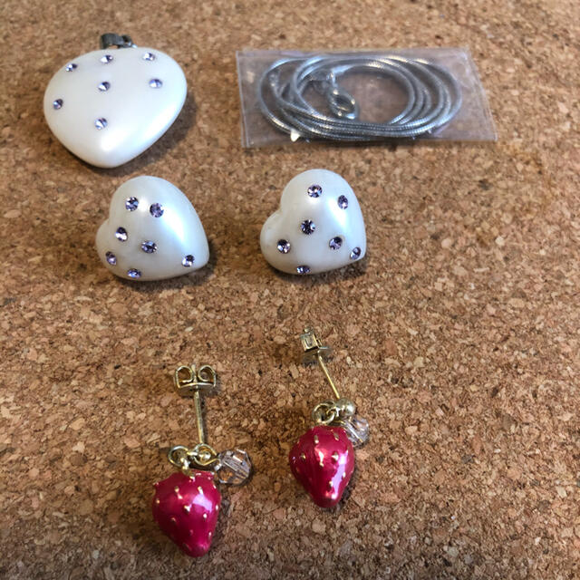 【新品】キラキラ⭐︎ピアス&ネックレス　3個セット レディースのアクセサリー(その他)の商品写真