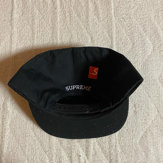 Supreme(シュプリーム)のSupreme KAWS Chalk Logo 5-Panel 黒 Black メンズの帽子(キャップ)の商品写真